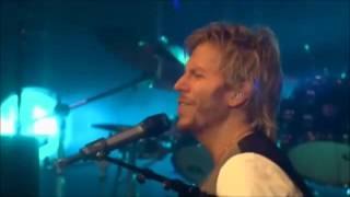 Y llegaste tú. Sin Bandera