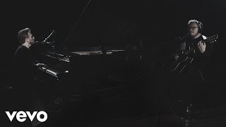 Y más te amo. Sin bandera