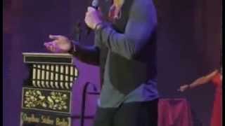 Mi novia se me está poniendo vieja. Ricardo Arjona